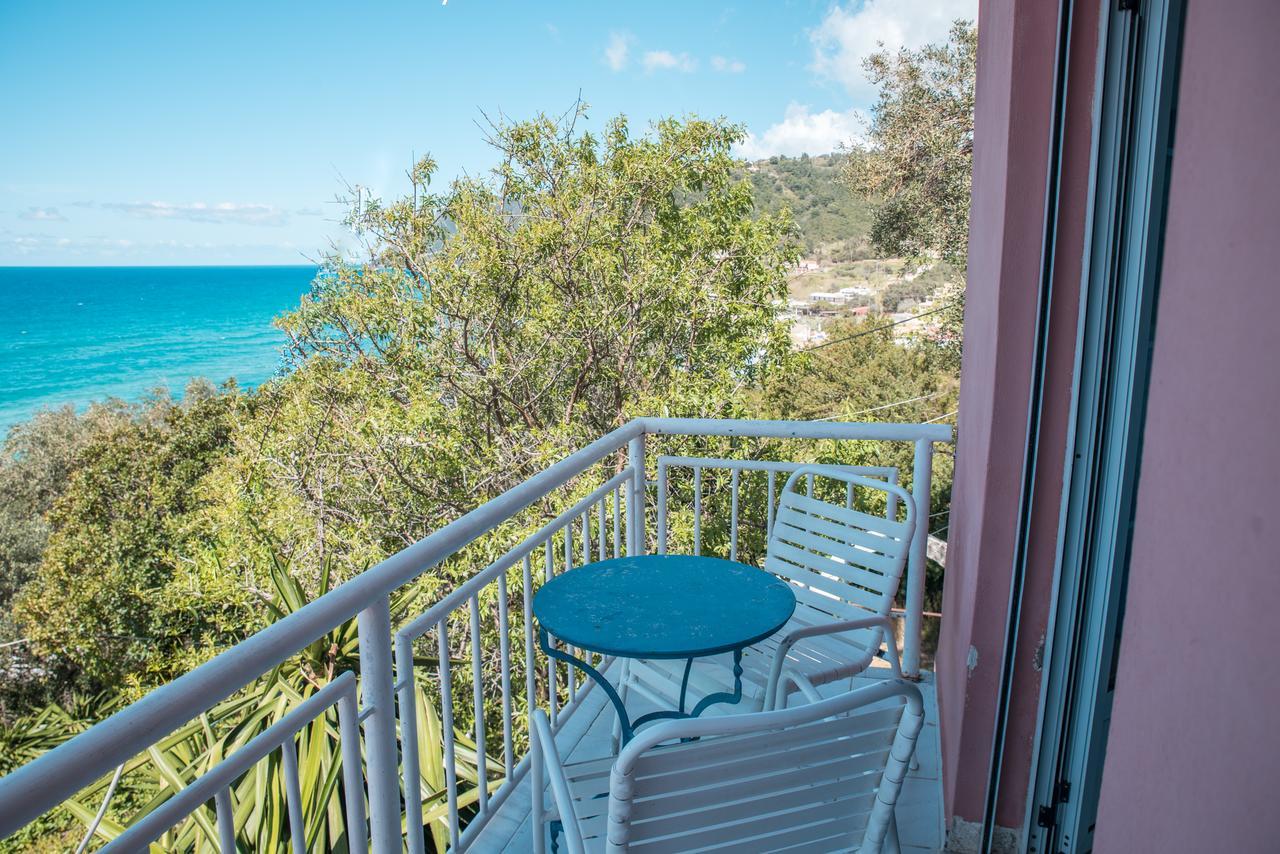 Madalenas B&B Pelekas Bagian luar foto